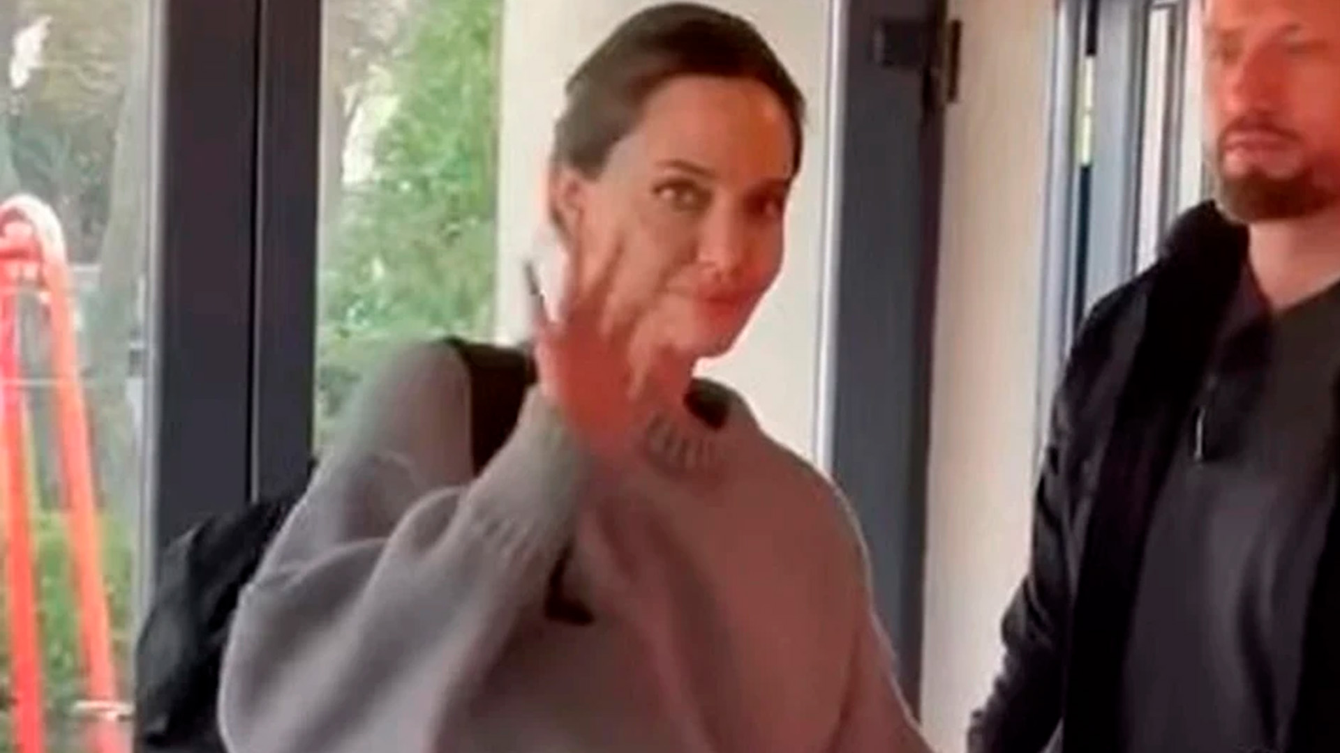 Politico: Джоли пересекла границу Украины пешком и лишилась водителя