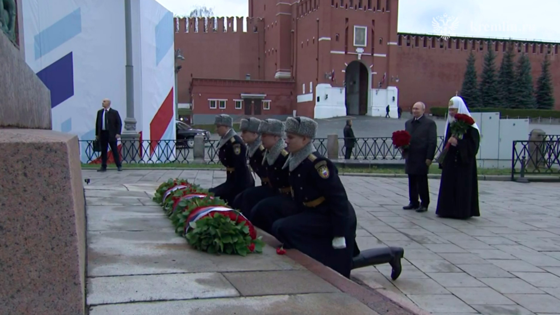 Путин в День народного единства возложил цветы к монументу Минину и Пожарскому