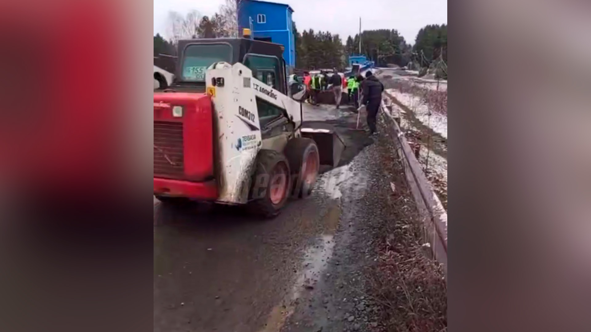 Бездействие властей вынудило жителей Первоуральска починить самим дорогу