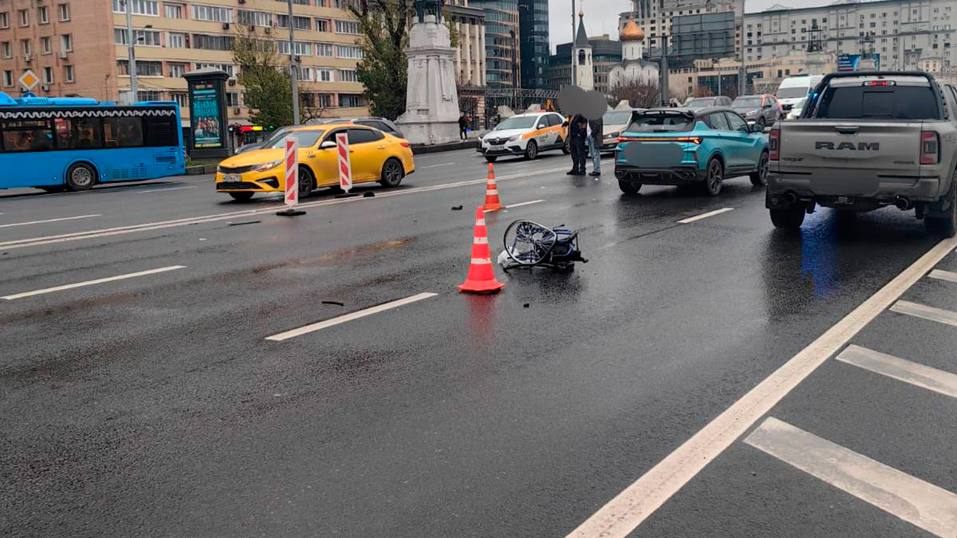 На севере Москвы автомобиль насмерть сбил инвалида-колясочника