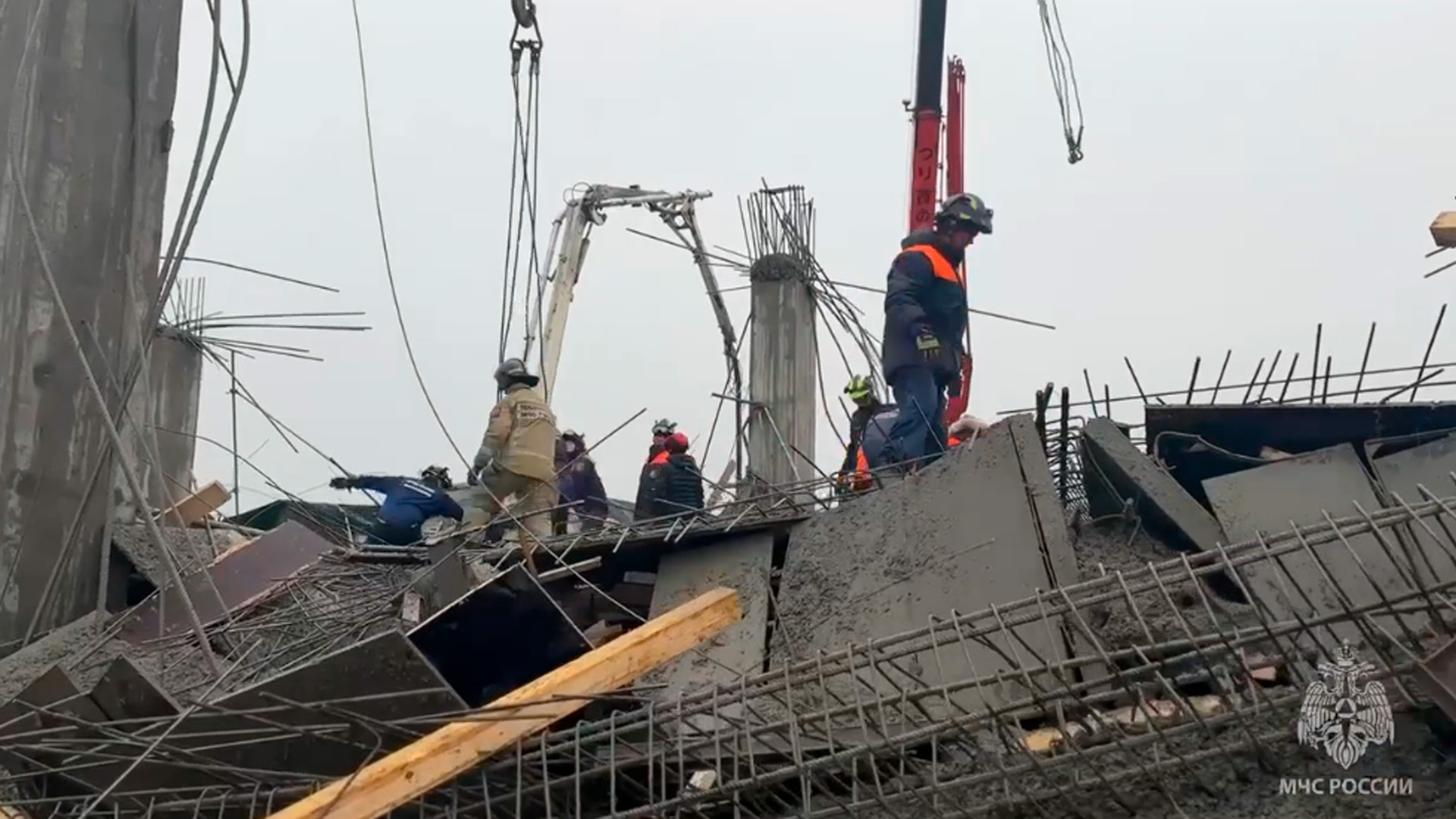 Ангар рухнул во время строительных работ в Южно-Сахалинске