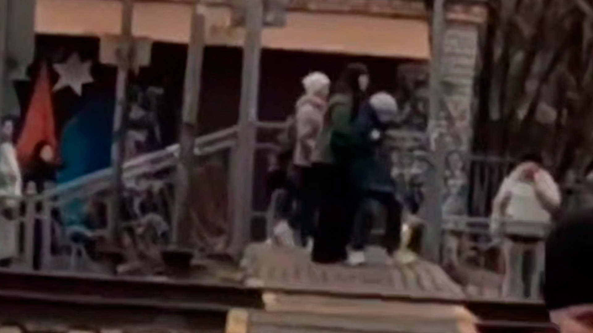 Бабушка чуть не попала под поезд, пытаясь перебежать ж/д переход