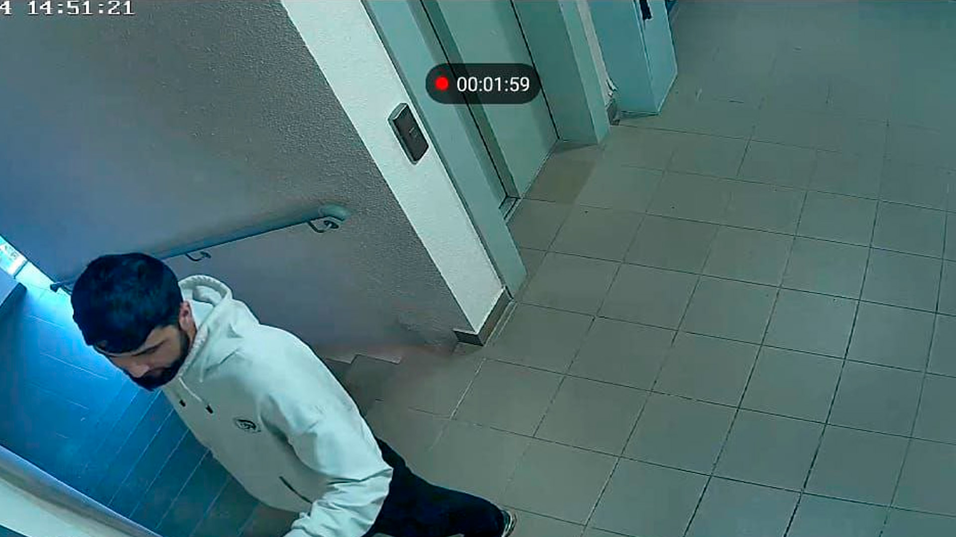 Мигрант ворвался в чужую квартиру в Подмосковье, избил женщину и выпал из окна. 18+