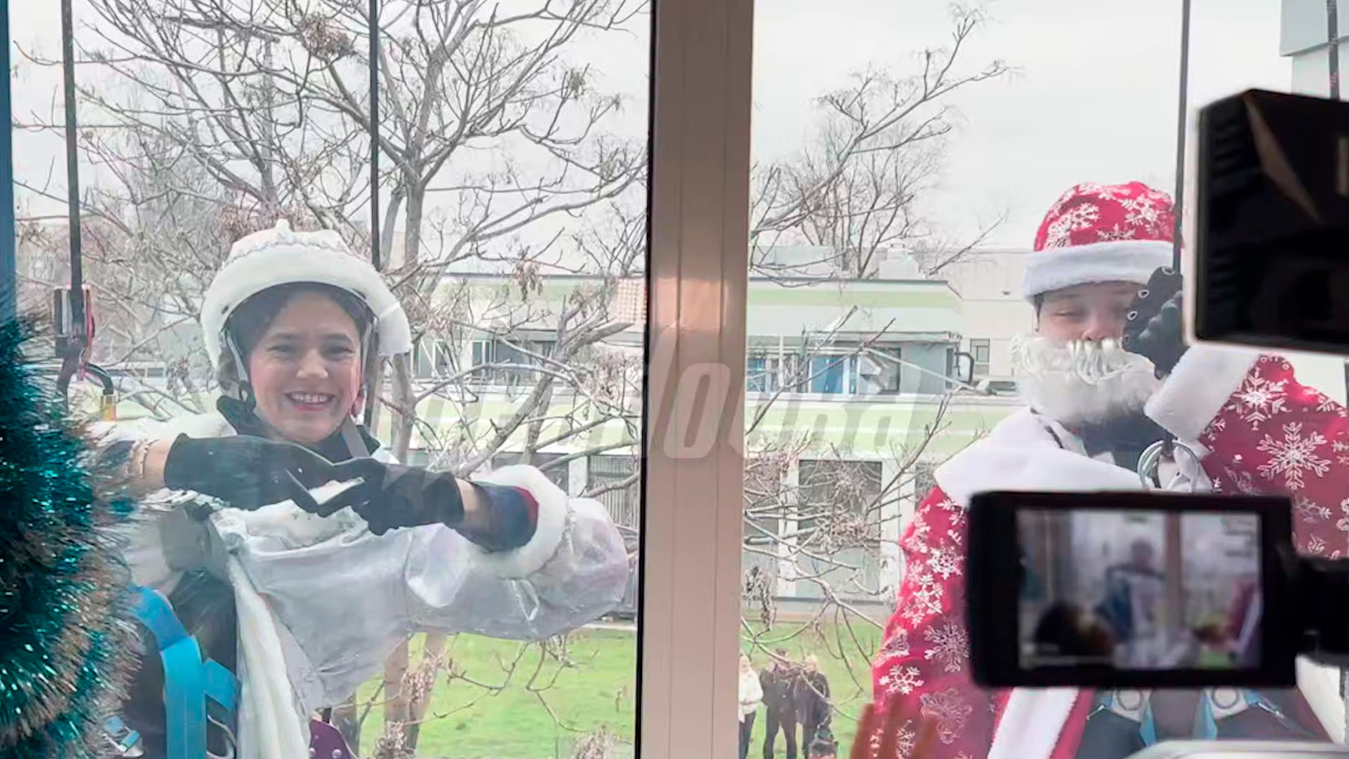 Отряд Дедов Морозов и Снегурочек навестил пациентов мариупольской больницы