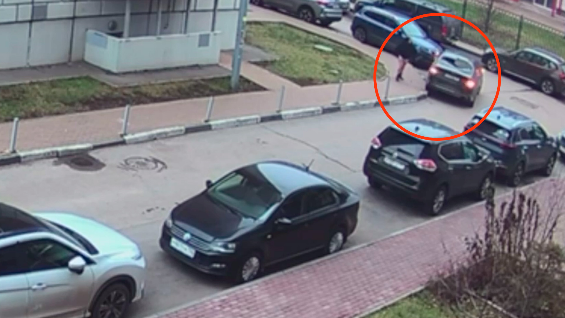 Девушка разбила авто крышкой канализационного люка