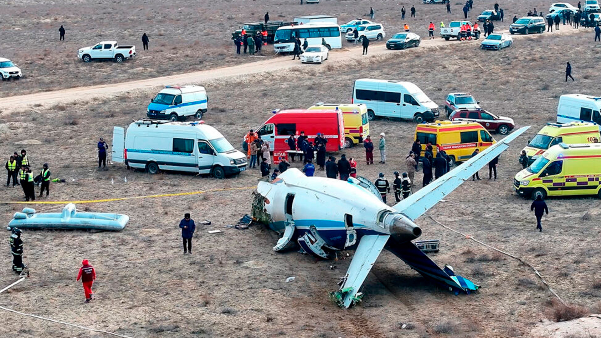 Причины крушения самолета AZAL в Казахстане до сих пор не раскрыли