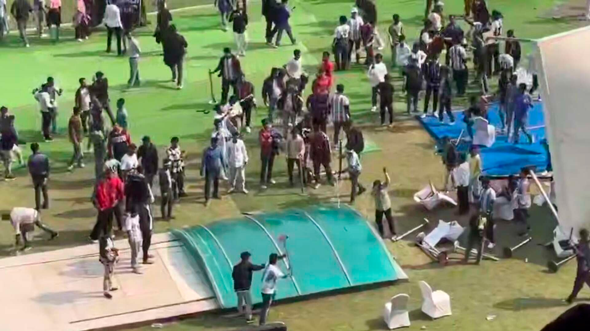 Индийские болельщики устроили погром на стадионе после приезда Месси