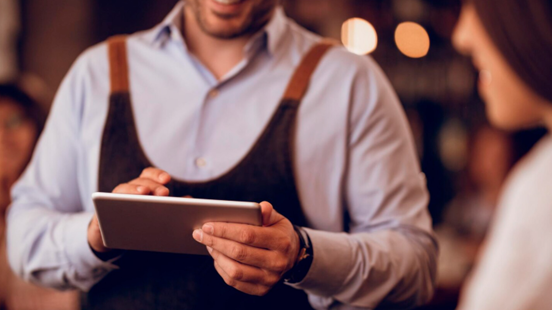 Суд в Москве запретил публиковать объявления о поиске официантов-славян