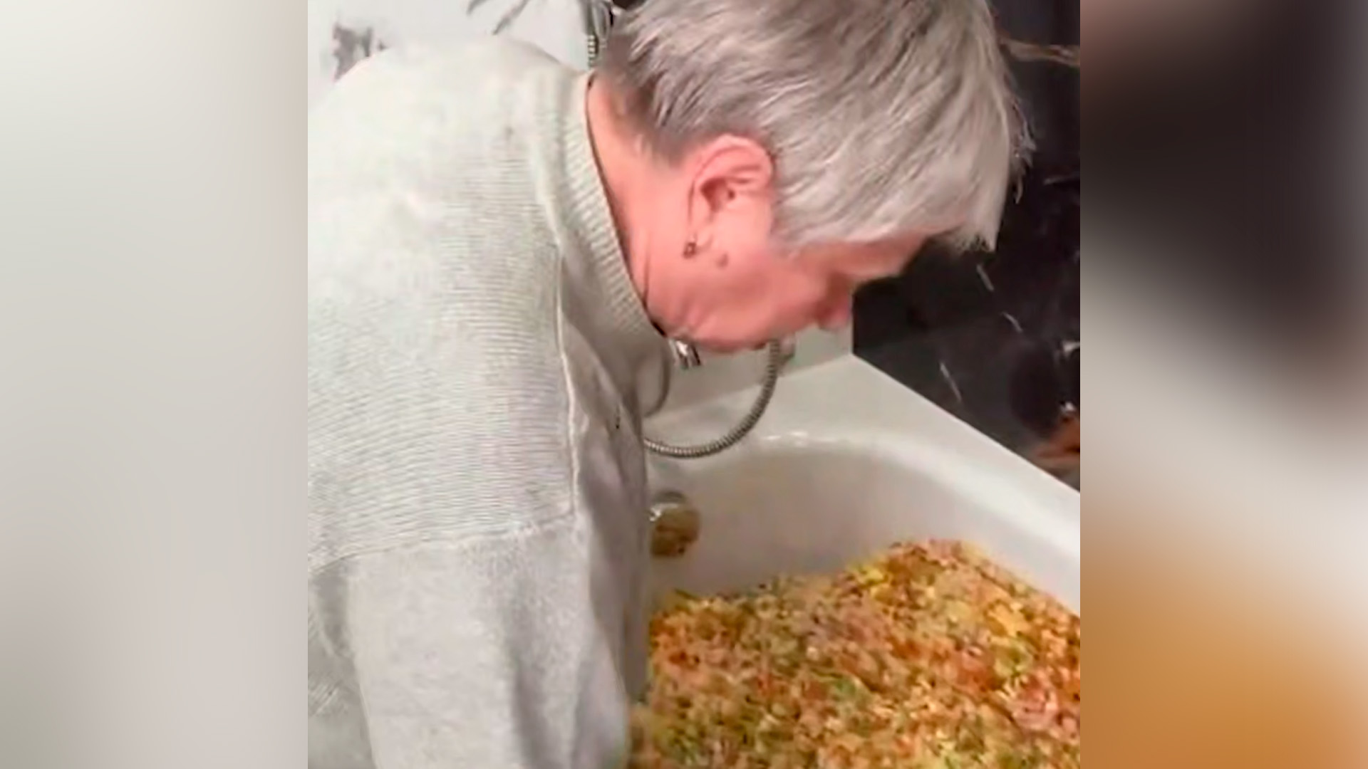 Россиянка приготовила целую ванну салата «Оливье»