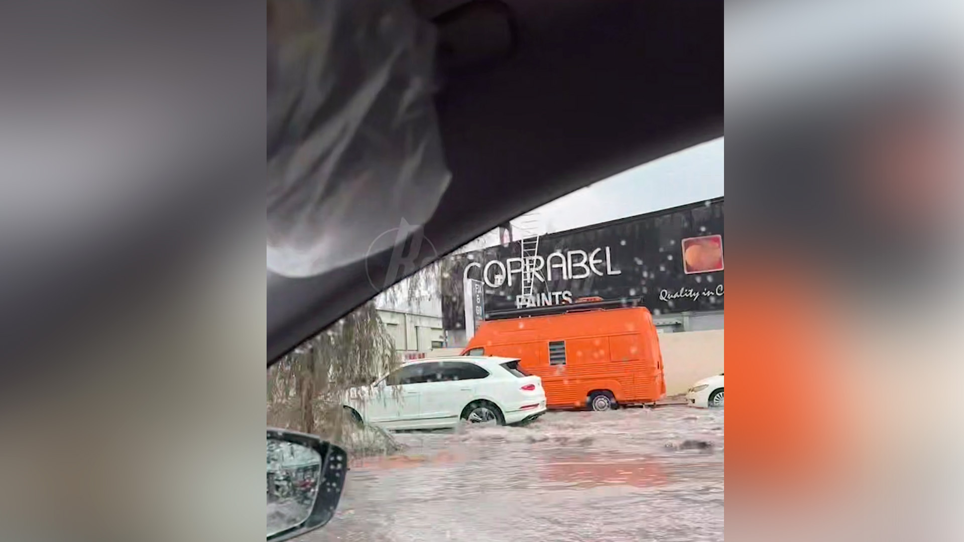 Непогода испортила отпуск российским туристам в Дубае