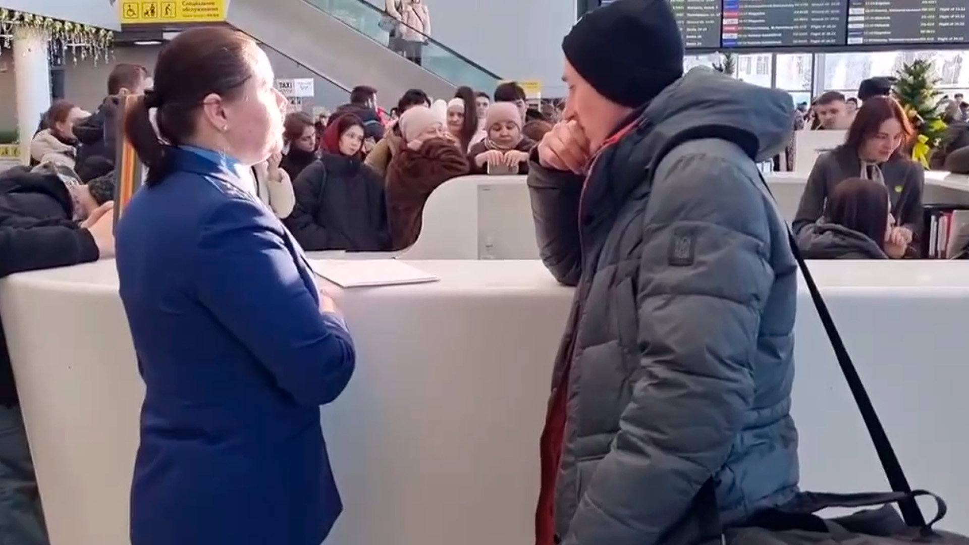 Более 4000 пассажиров застряли в аэропорту на Дальнем Востоке из-за обрушившегося снегопада