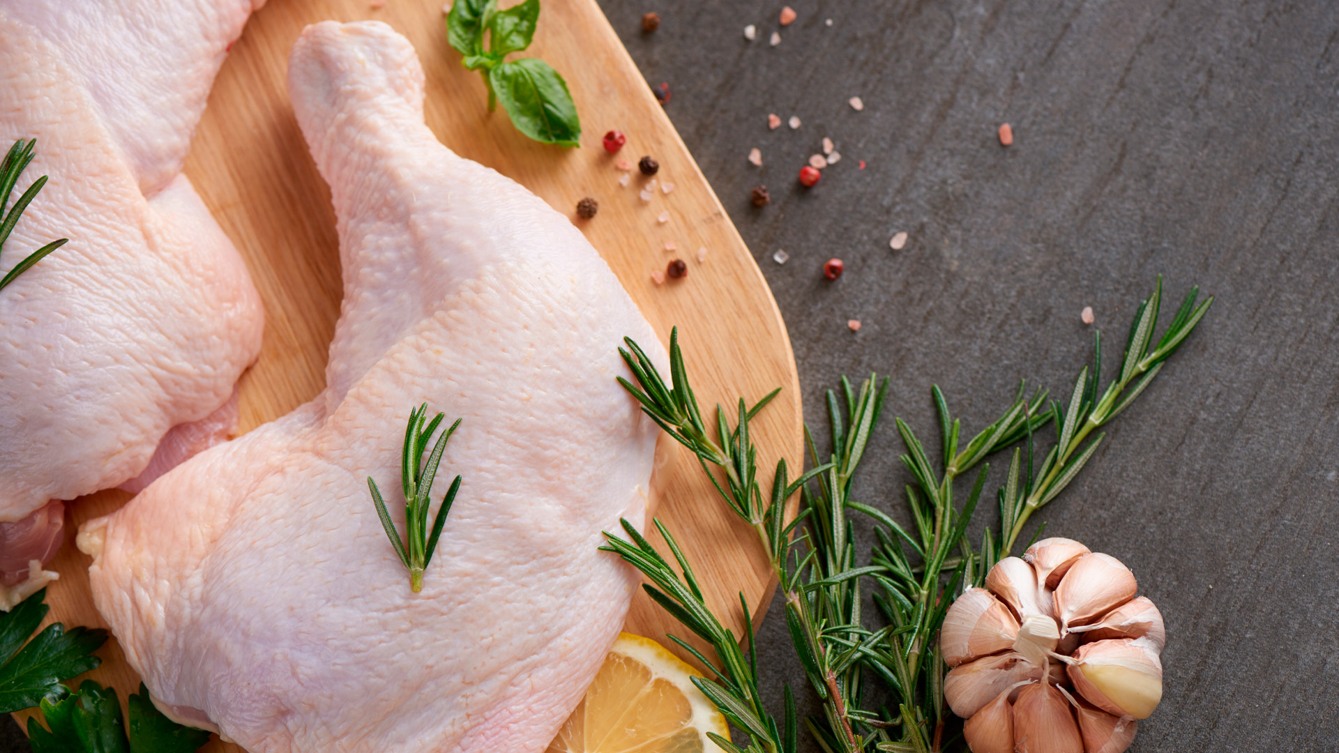 Мыть курицу перед готовкой опасно для здоровья, предупредил эксперт