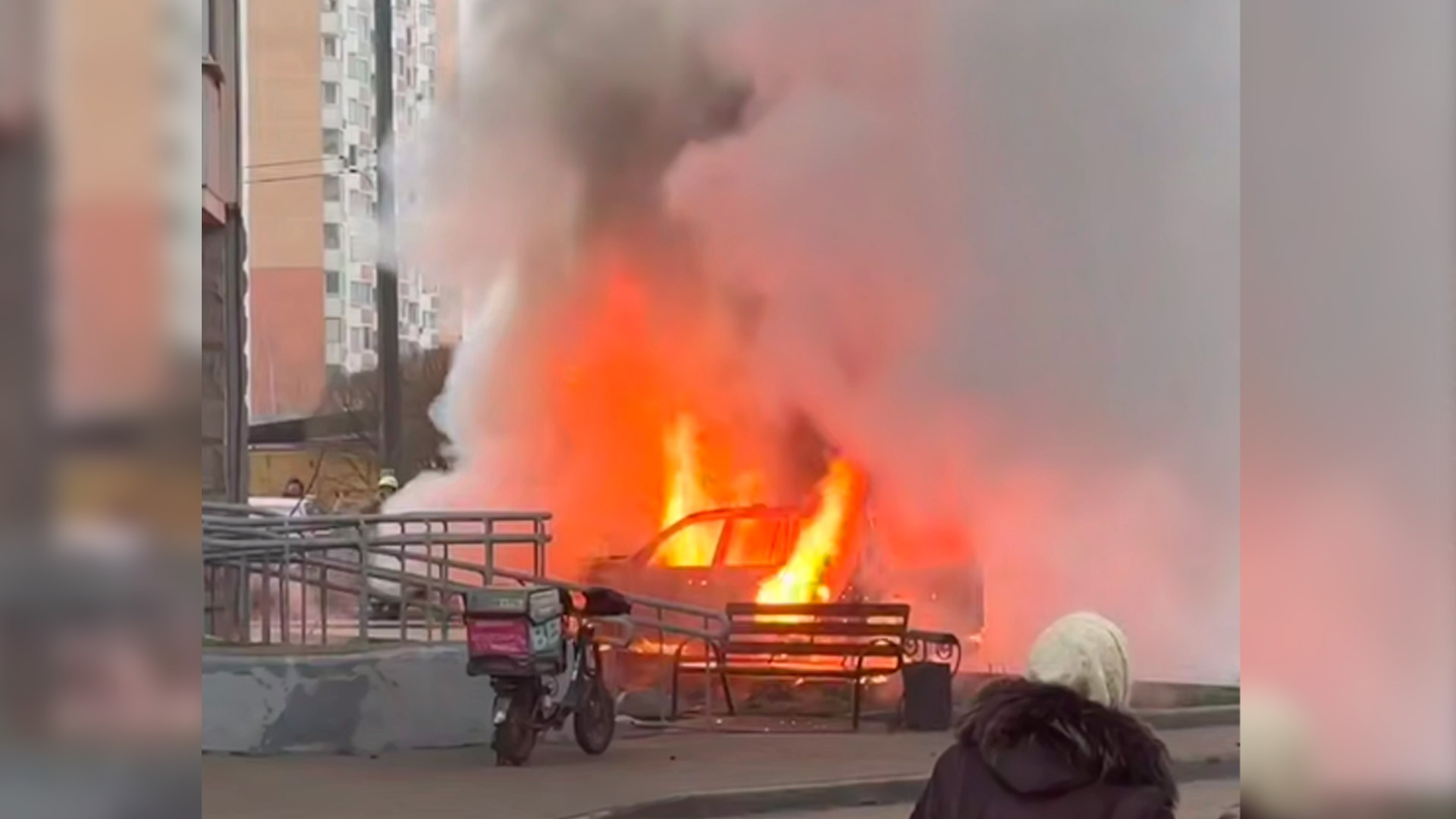 Автомобиль взорвался во дворе дома в Новой Москве