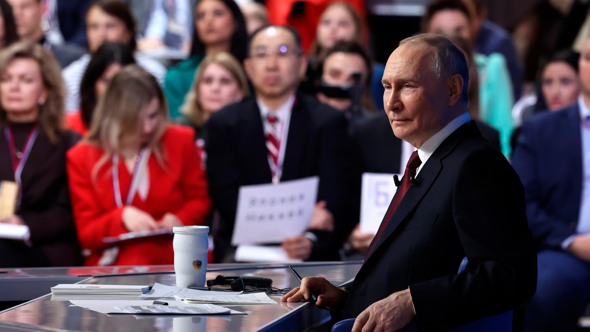 Путин обратился к потомкам в ходе прямой линии