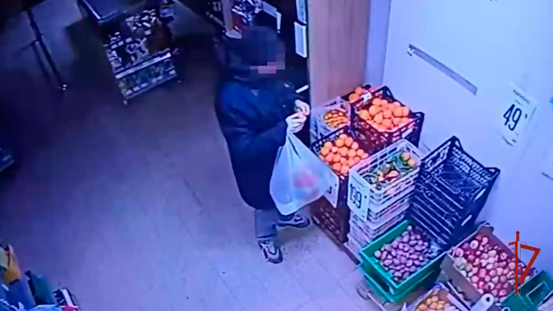Мужчина проник ночью в магазин в Подмосковье и устроил себе фуршет с мандаринами и алкоголем