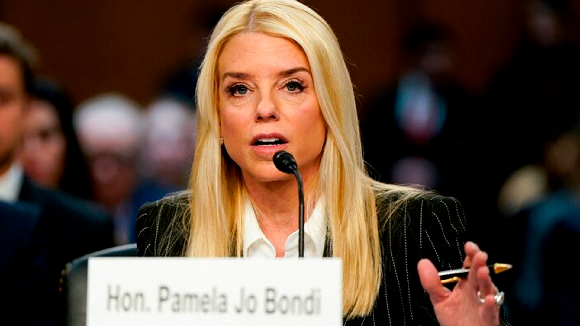 Американский суд предъявил обвинения Мадуро и его жене