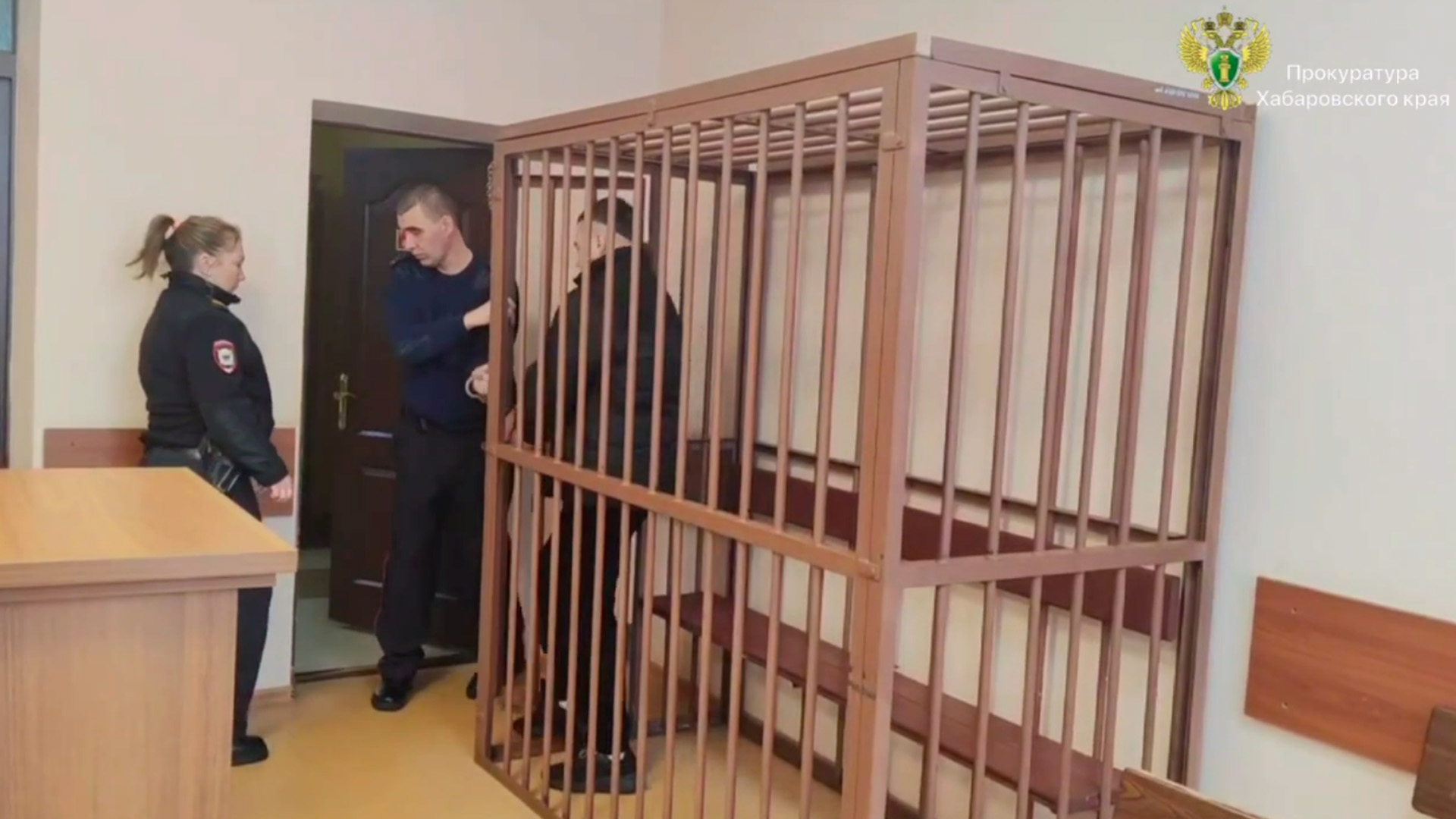 Житель Комсомольска-на-Амуре вызвал скорую и залил врача перцовкой