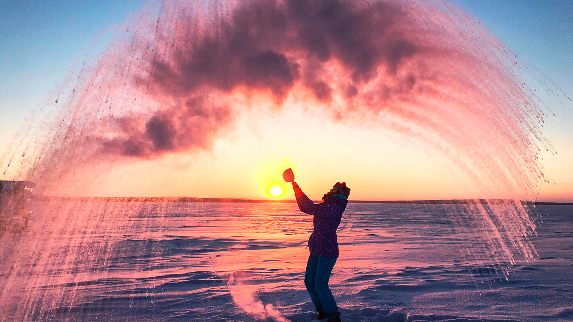 «Ожоги вместо лайков»: врач раскритиковала тренд с кипятком на морозе