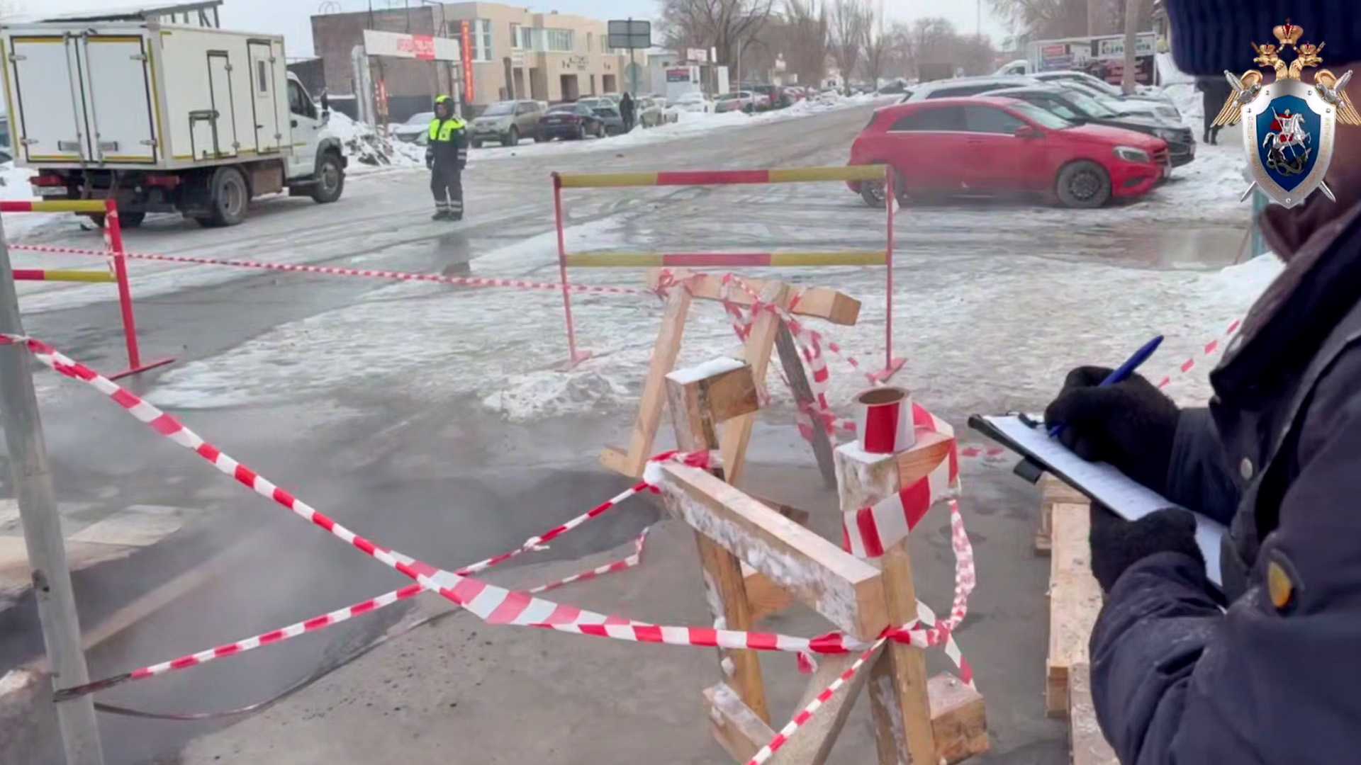 Двое студентов провалились в яму с кипятком в Оренбурге
