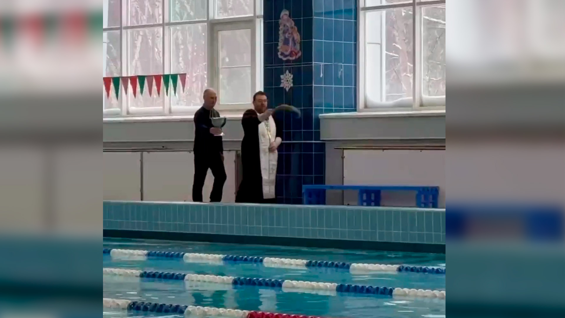 Для крещенских купаний освятили бассейны в Хабаровском крае