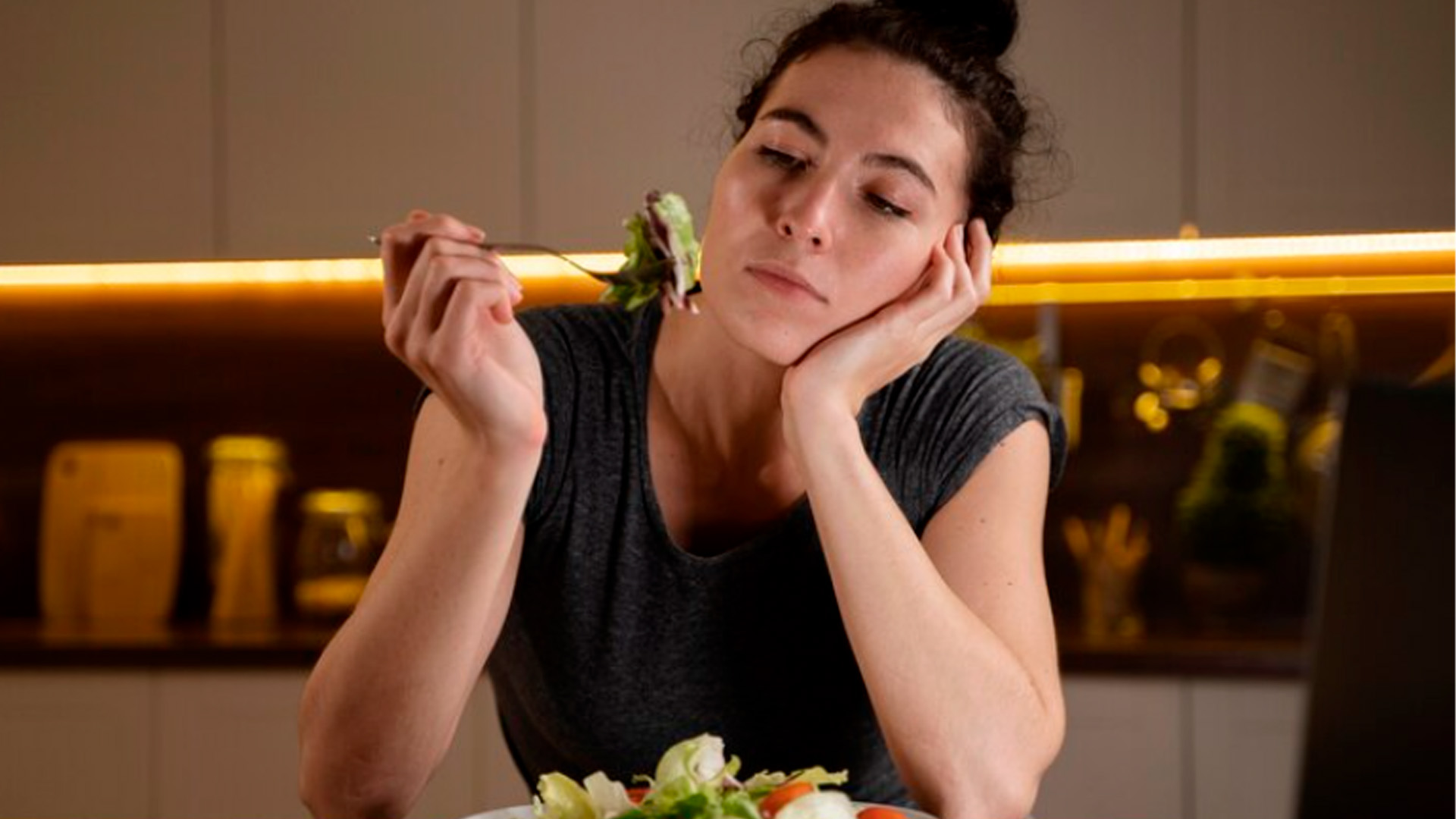 Россиянам объяснили опасность резкого голодания после праздников