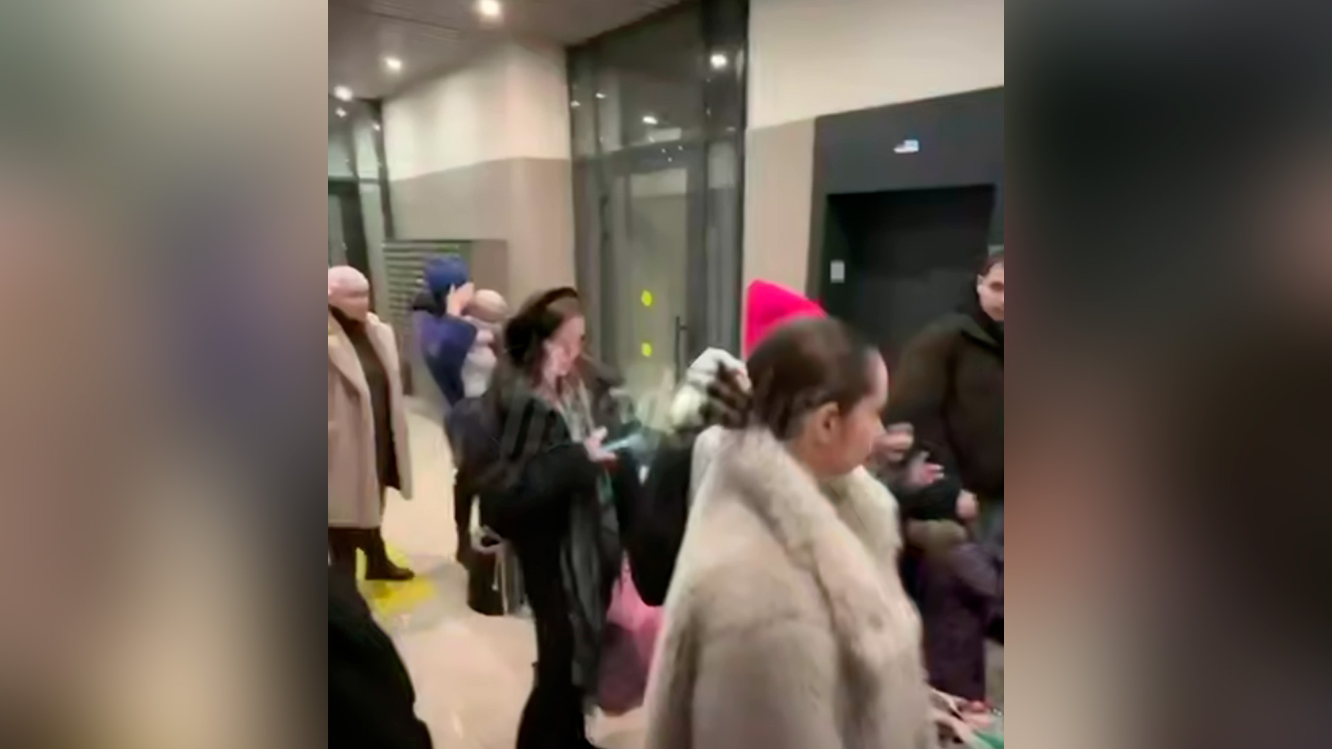 Мамы с колясками и пенсионеры вынуждены стоять в очереди из-за сломавшихся лифтов в Москве