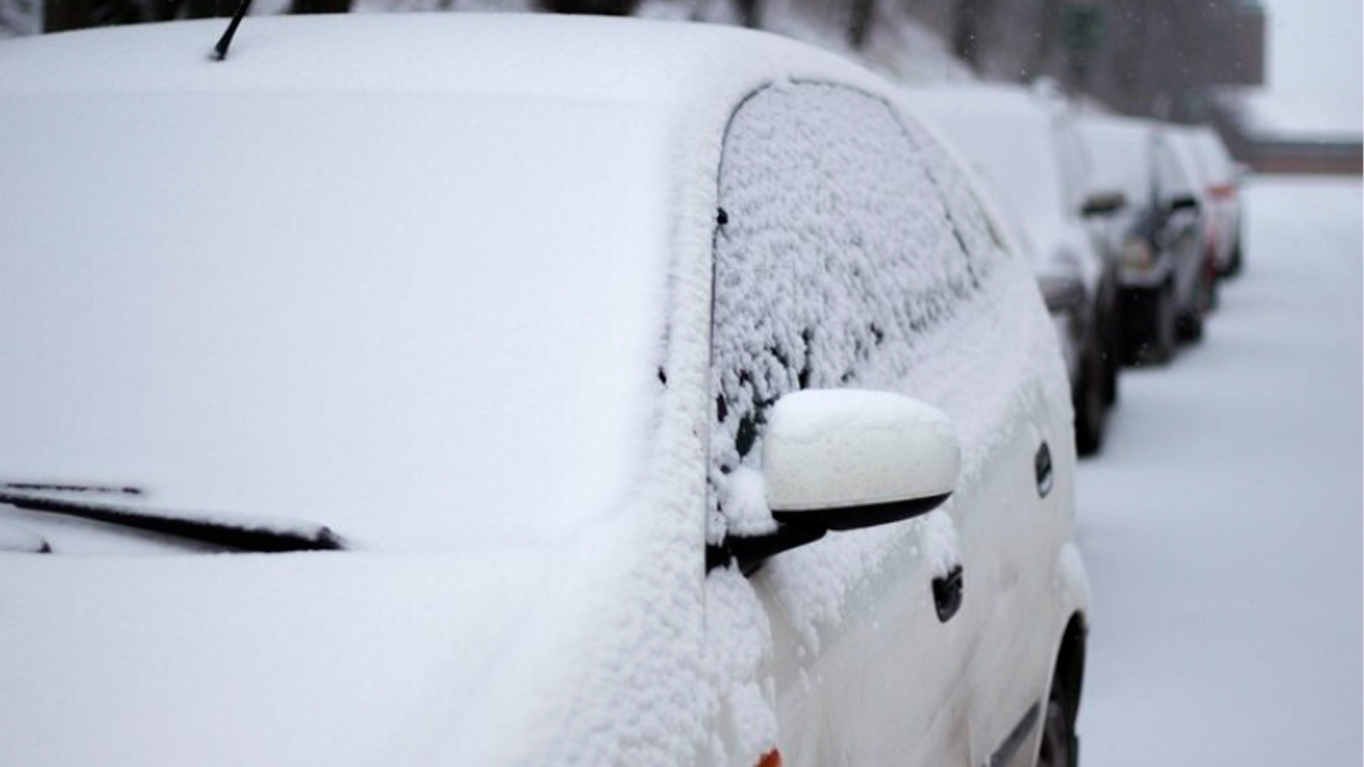 Эксперт рассказал, как взыскать с УК ущерб за снег на машине