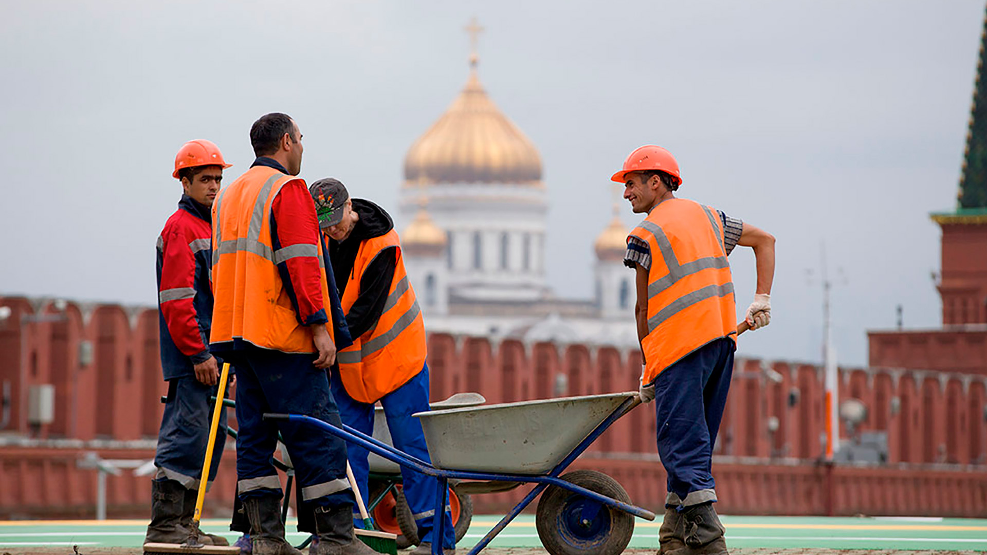 Число мигрантов по патенту увеличилось до 2,3 млн рублей в 2025 году