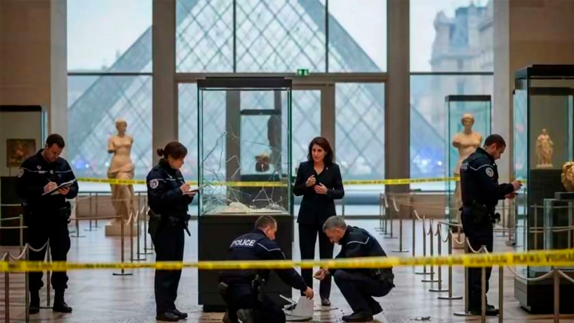 Нашли гараж, но не украшения: как продвигается дело об украденных из Лувра реликвий