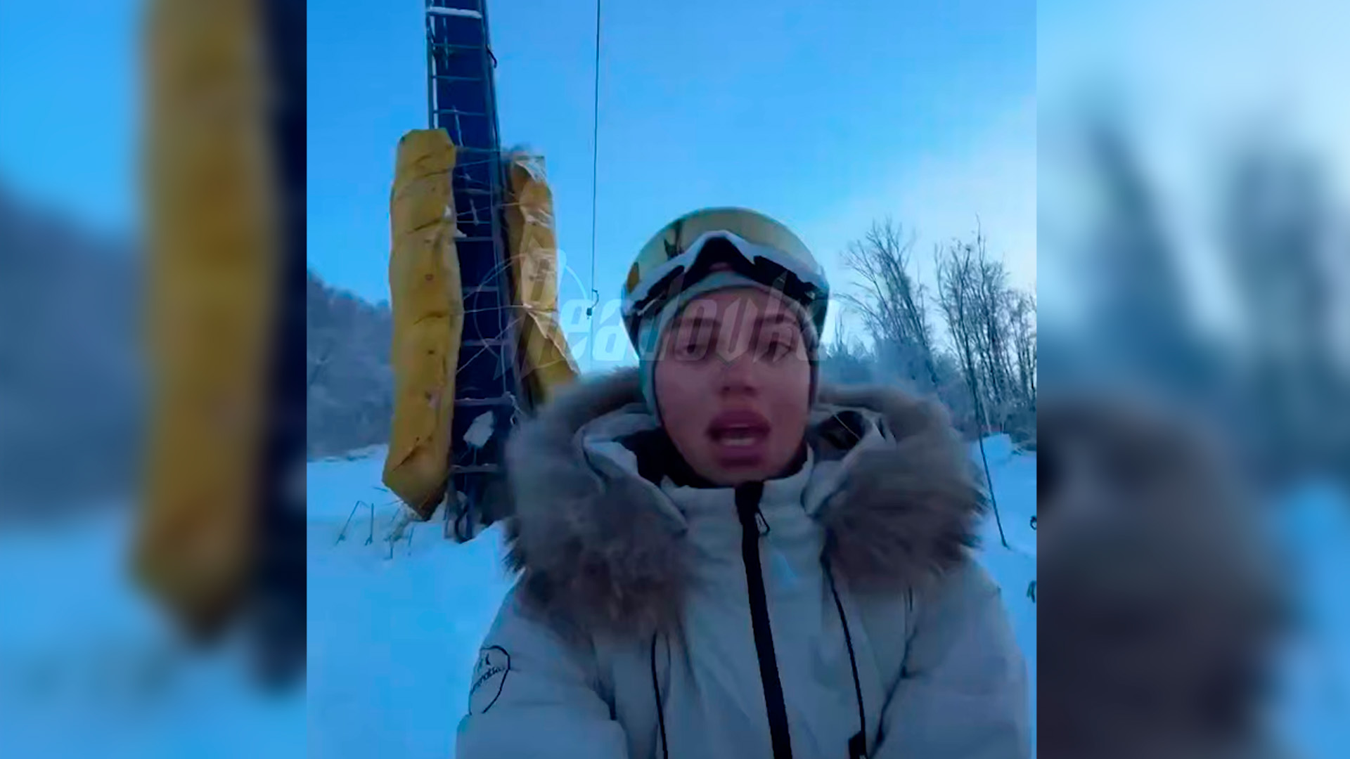 На горнолыжном курорте в Нижегородской области туристка едва не попала под подъемник и ударилась о столб