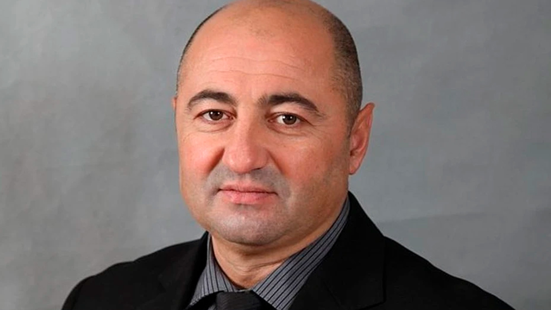 Экс-гитарист «Любэ» Вайнберг сложил полномочия сенатора, чтобы уйти на СВО