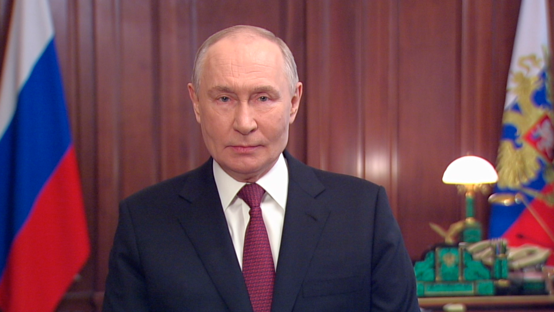 Путин поздравил россиян с Днем защитника Отечества