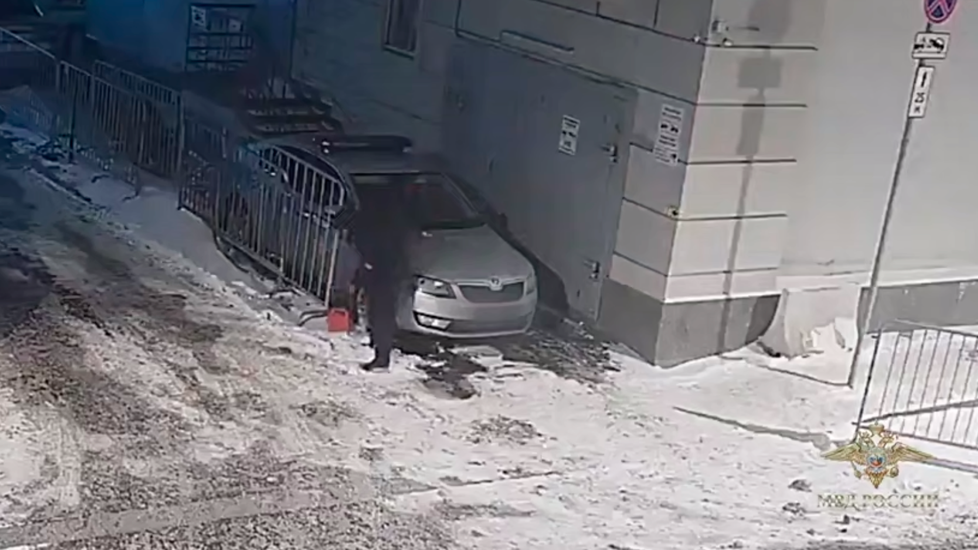 В Москве задержали двух молодых людей за поджог полицейских автомобилей