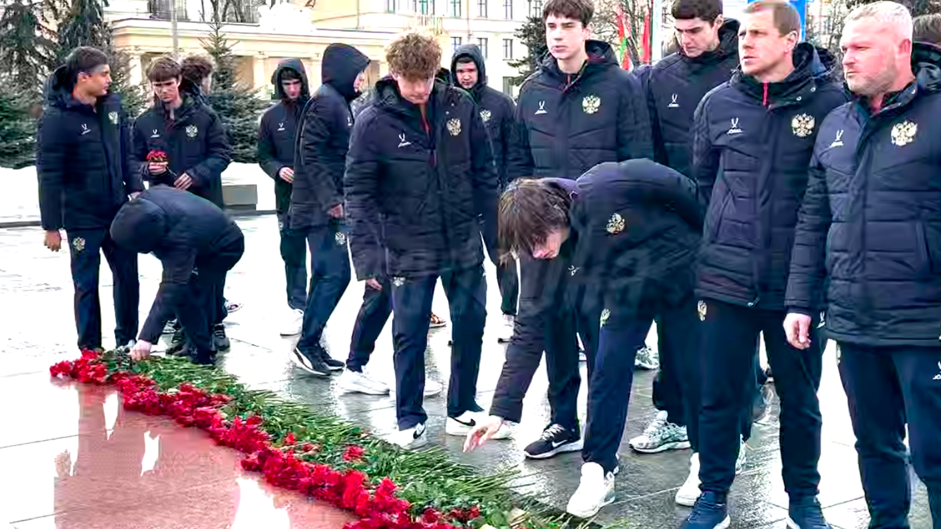 Футболисты из юношеской сборной России U-17 почтили память советских воинов в Минске
