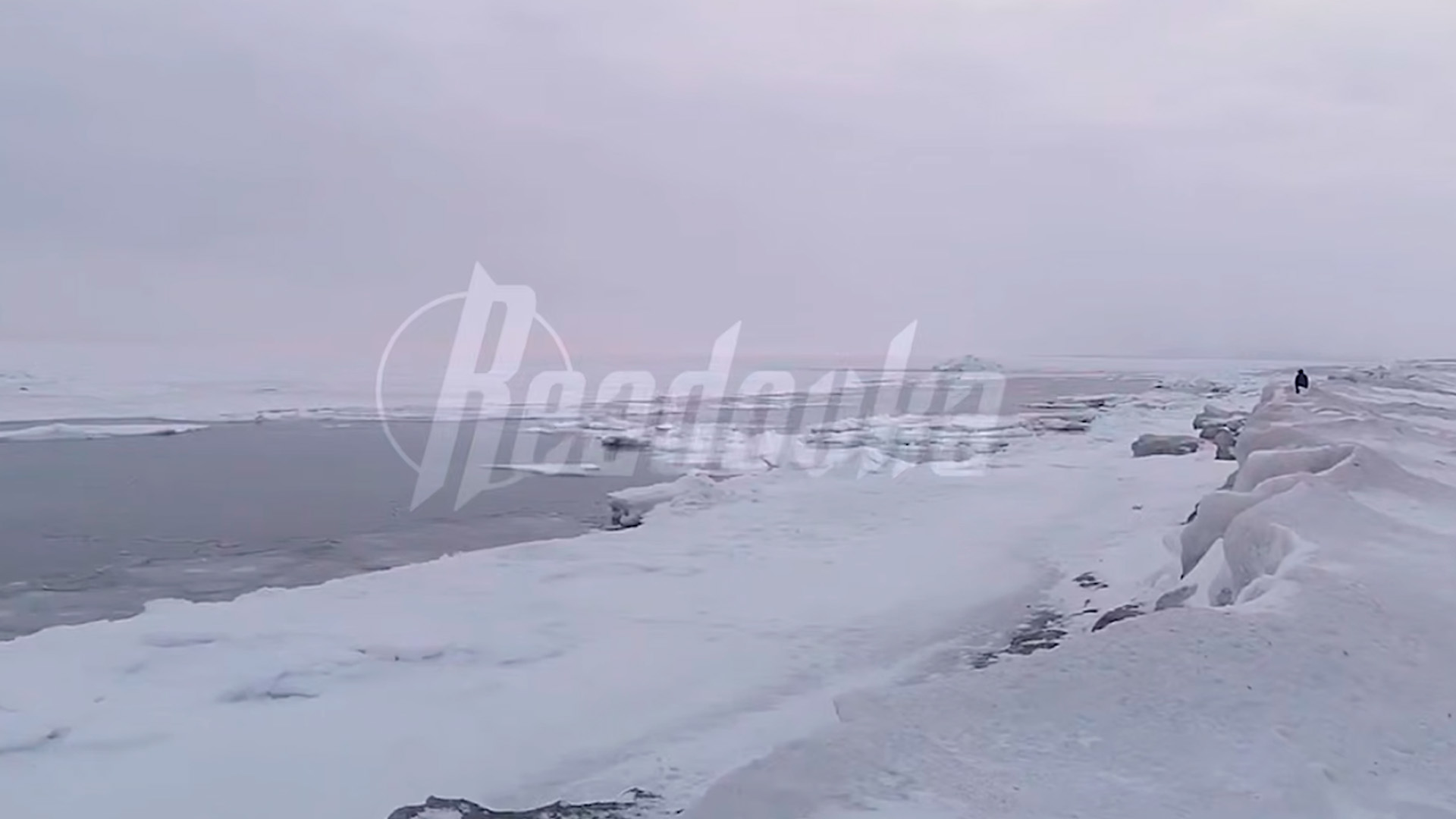 На Сахалине рыбаки попали в ловушку из-за треснувшей льдины