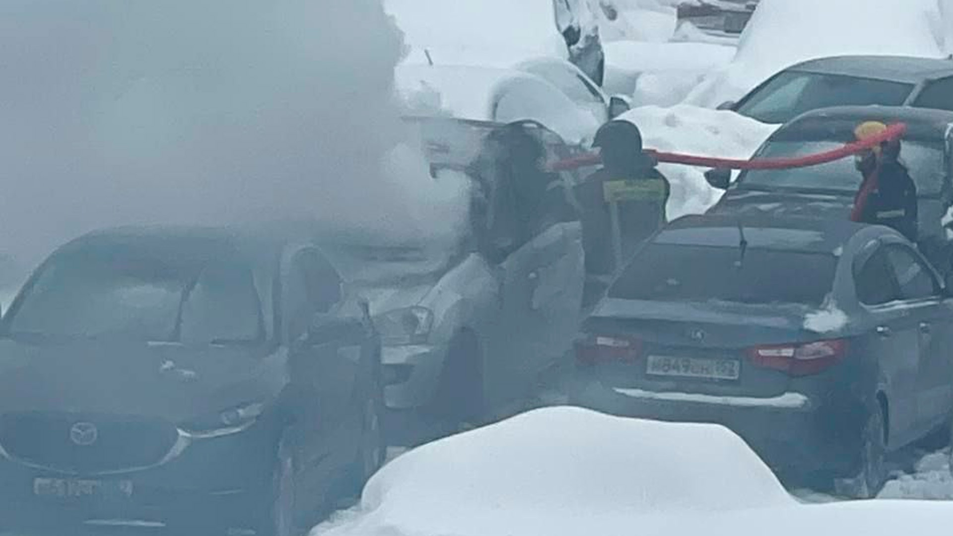 На западе Москвы загорелся автомобиль