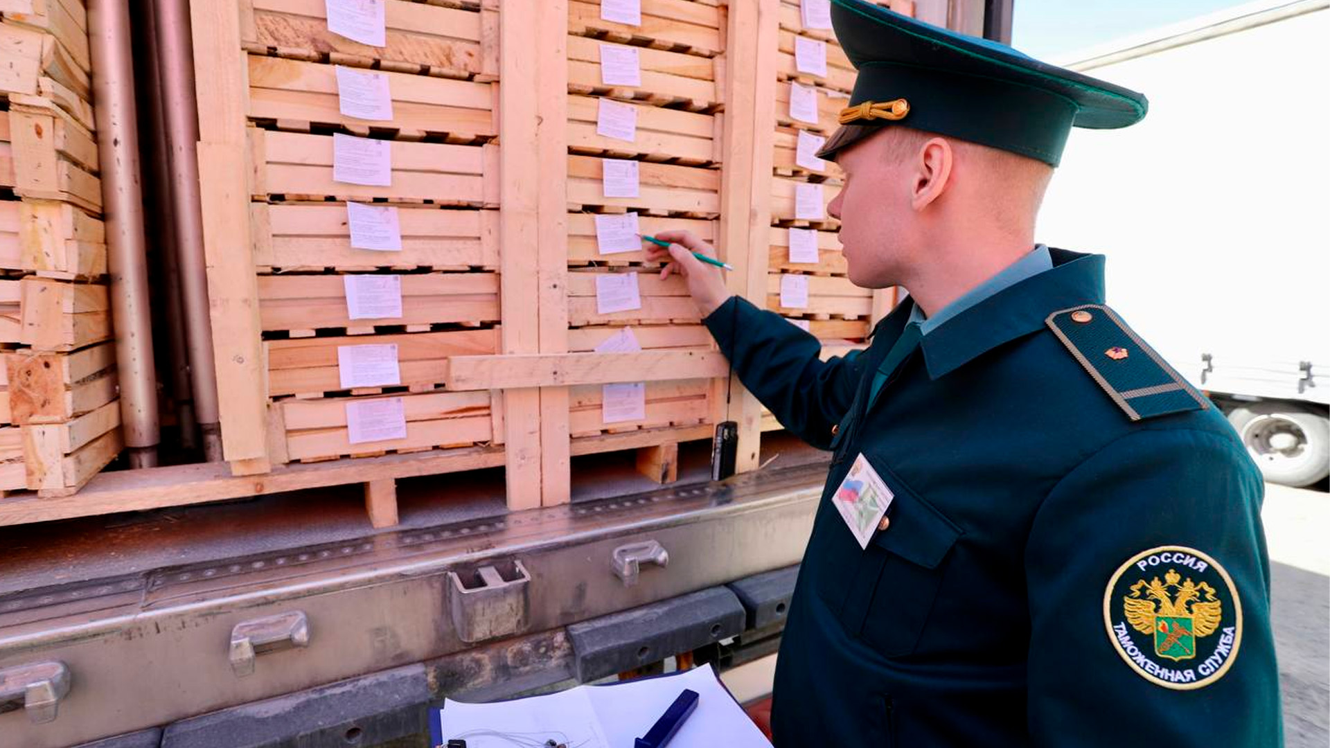 Таможенники передали конфискованные товары на 3,5 млрд рублей на нужды СВО в 2025