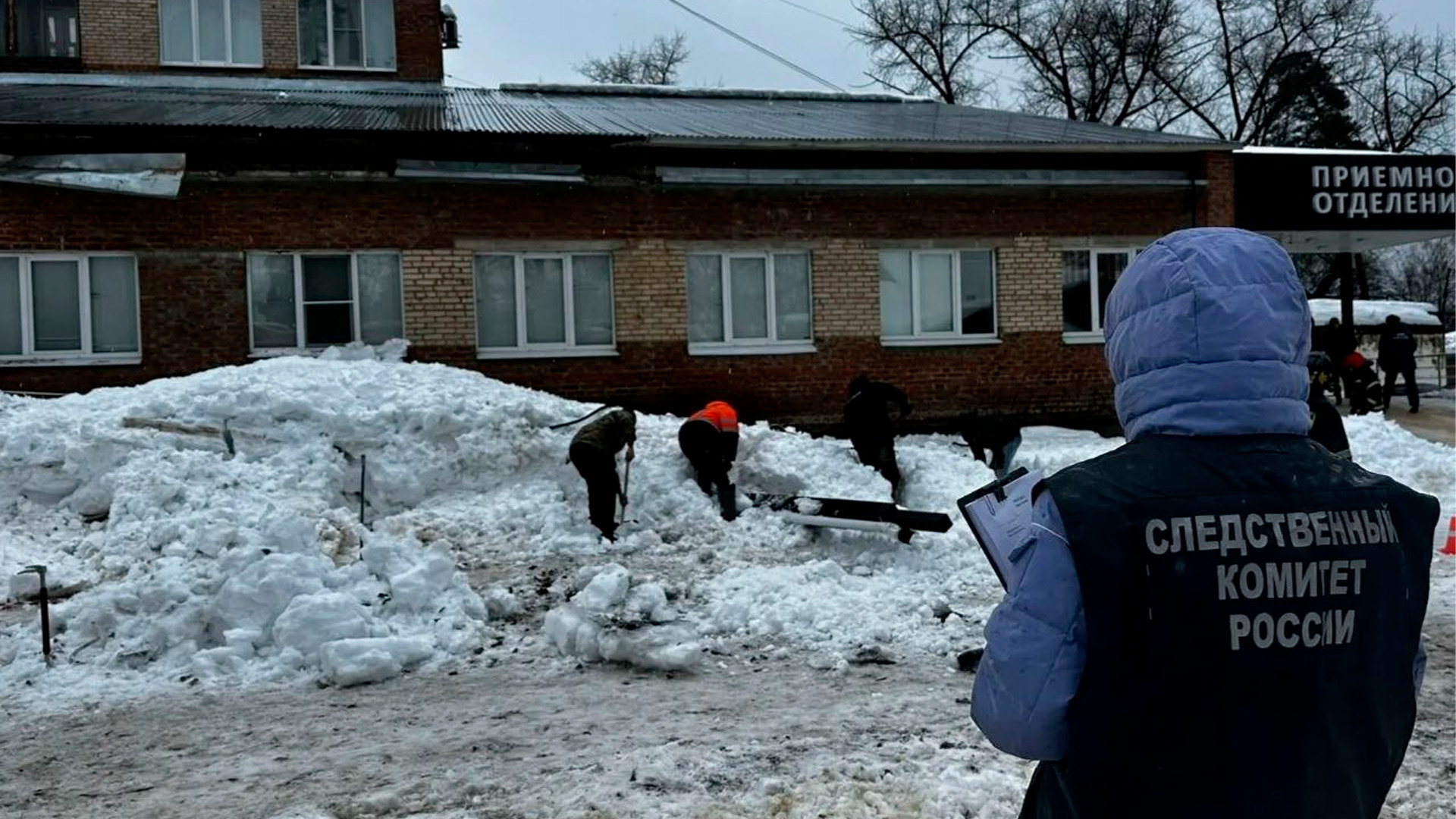 Мужчина погиб при обрушении козырька больницы из-за снега