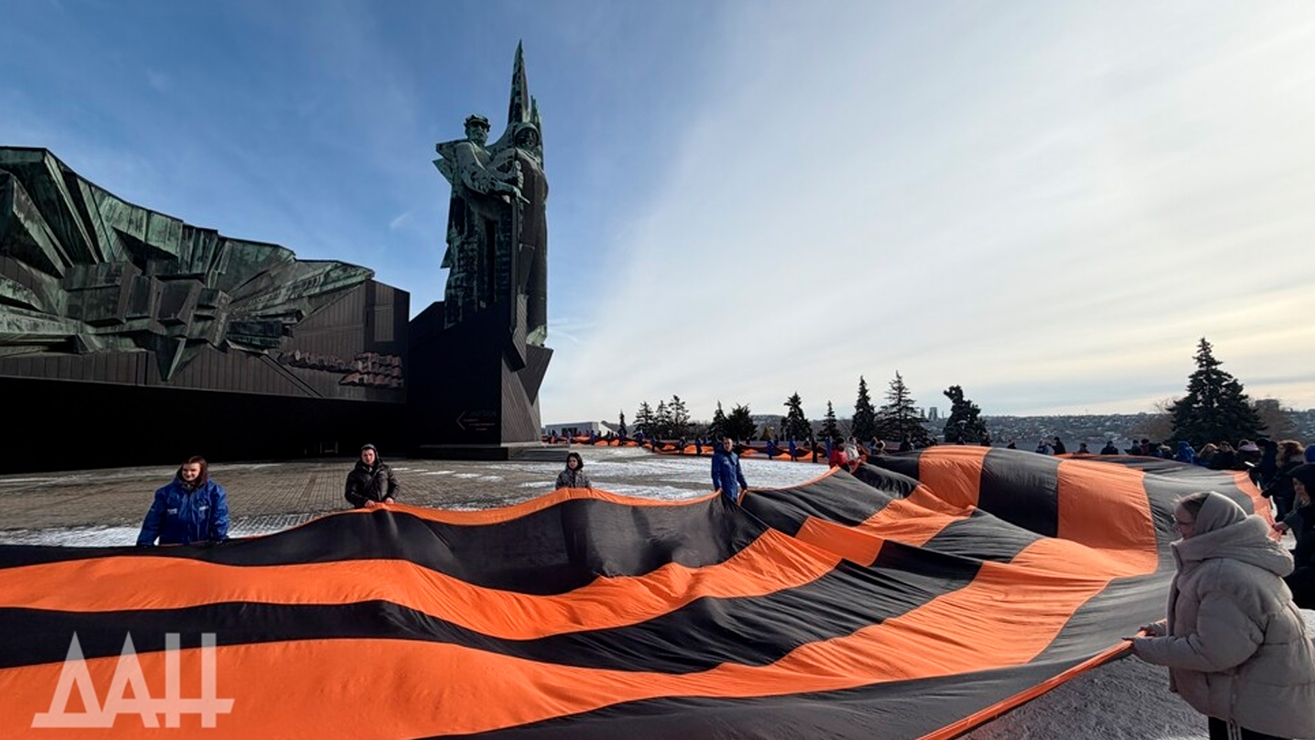 В Донецке развернули 200-метровую георгиевскую ленту ко Дню защитника Отечества