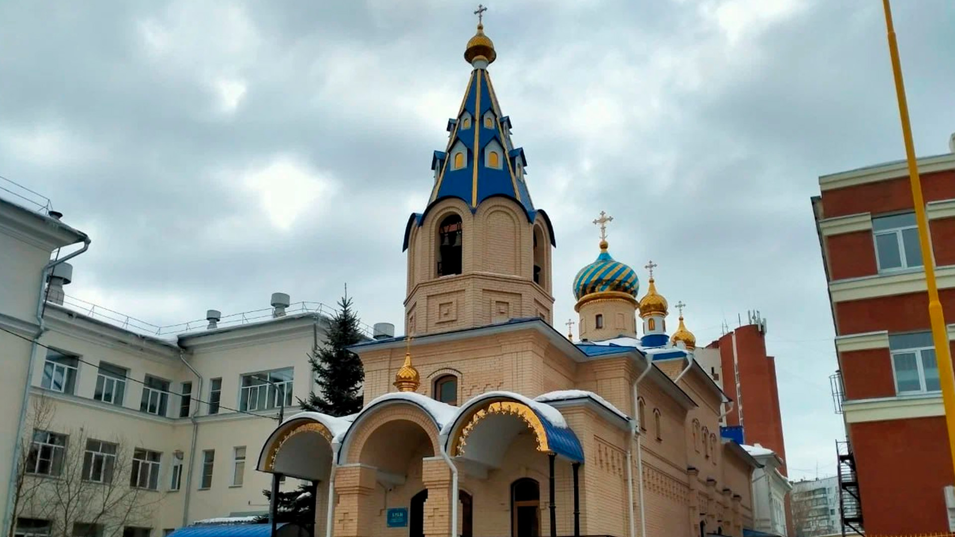 Неизвестный мужчина устроил поножовщину в храме Челябинска