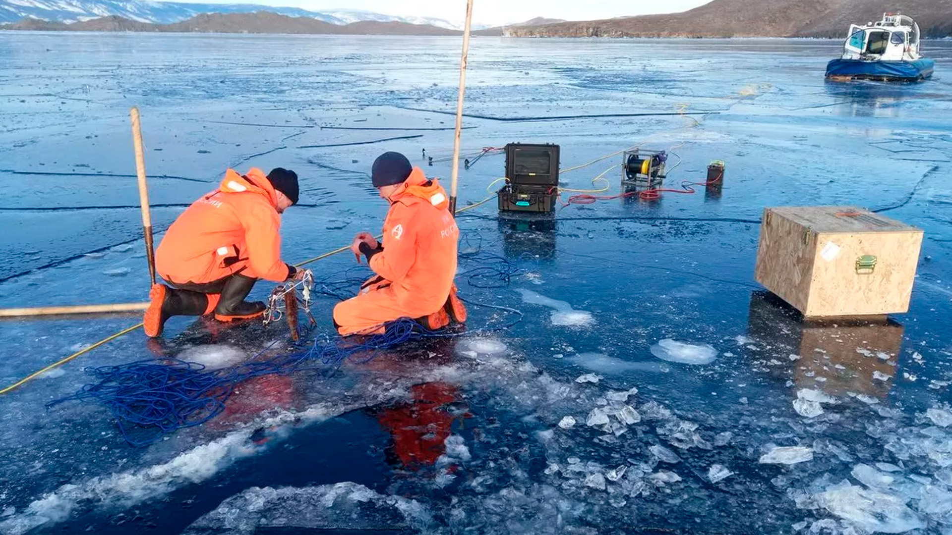 Автомобиль с китайскими туристами ушел под воду на Байкале
