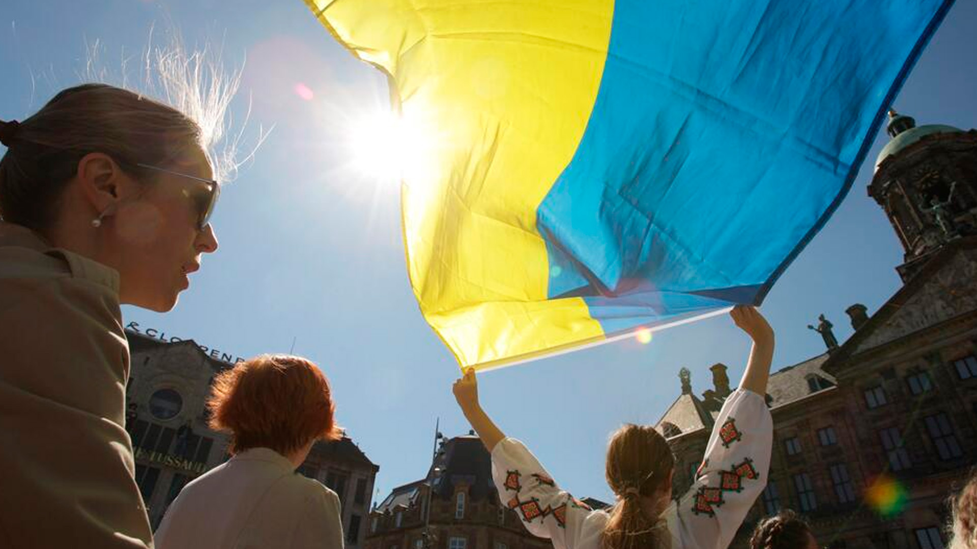 В Британии семье беженцев предложили вернуться на Украину и купить шумоподавляющие наушники