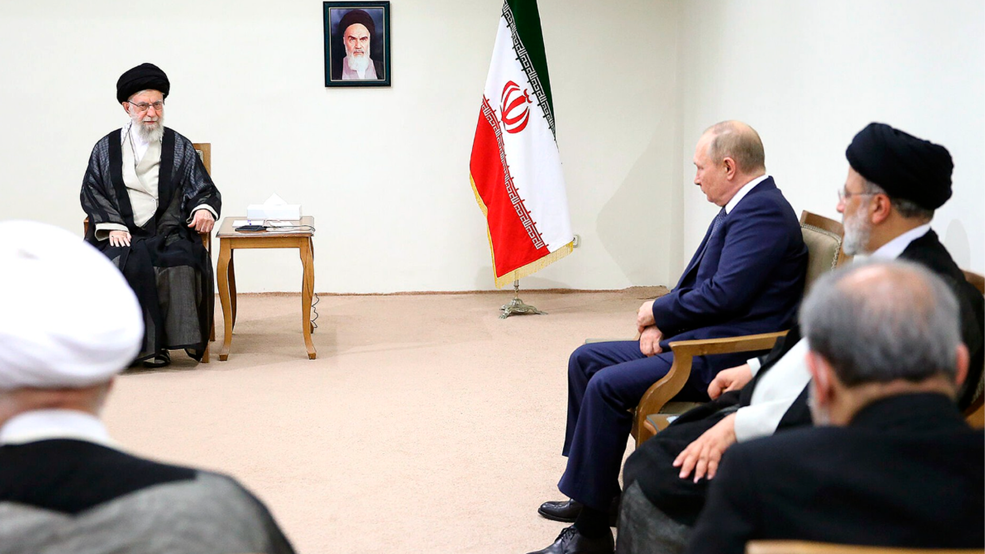 Путин направил соболезнования президенту Ирана после убийства аятоллы Хаменеи