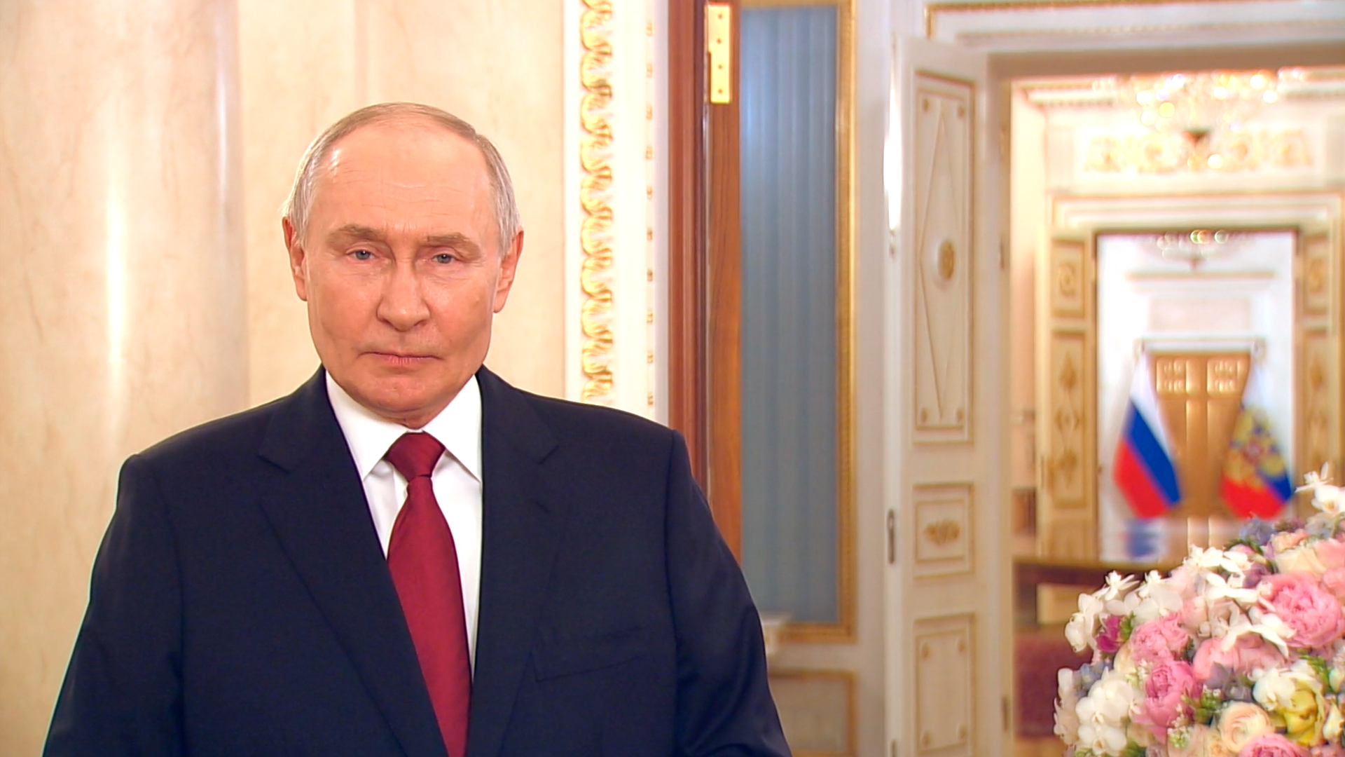 Путин поздравил россиянок с Международным женским днем