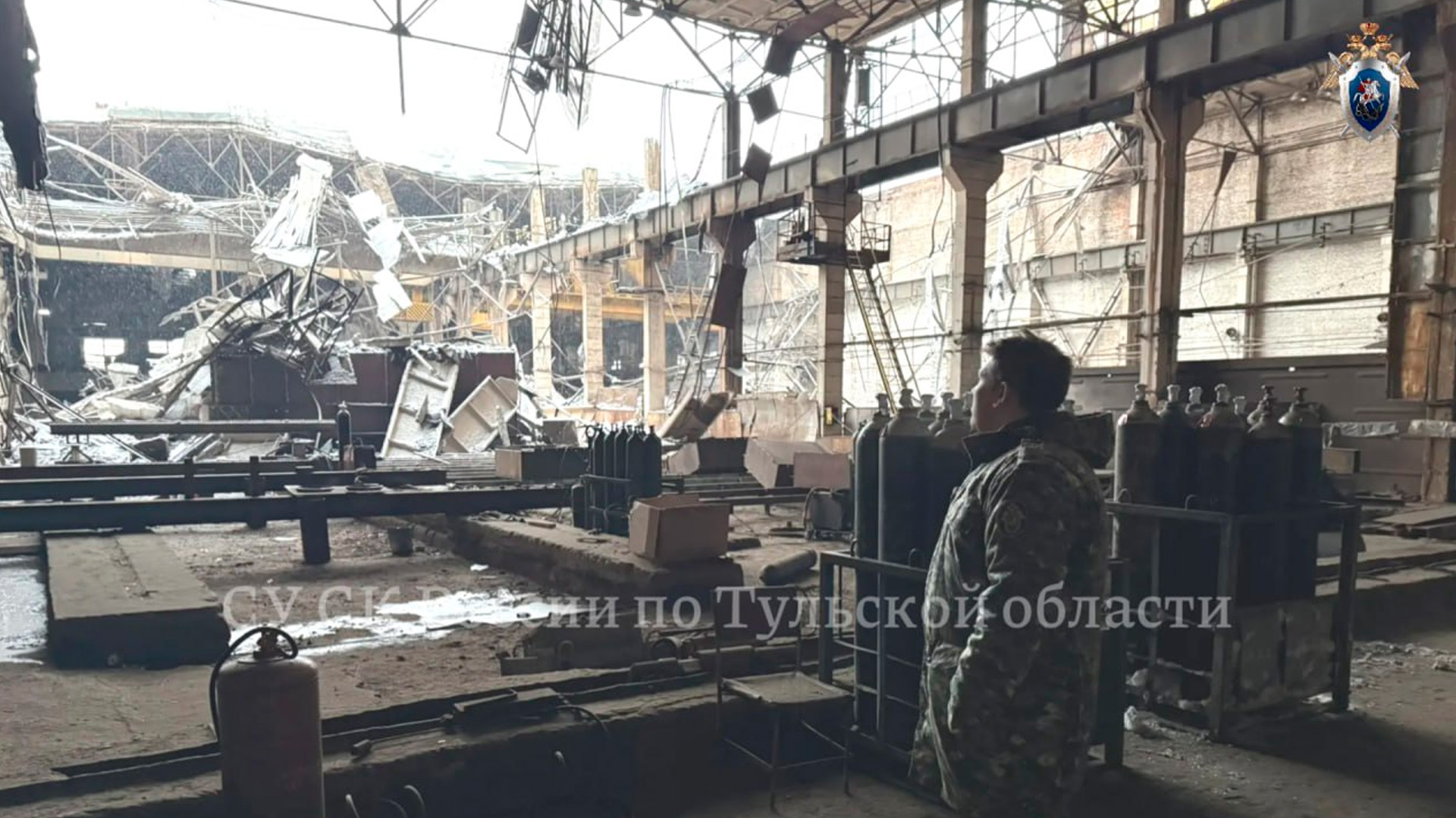 Двое человек погибли при обрушении кровли цеха в Тульской области