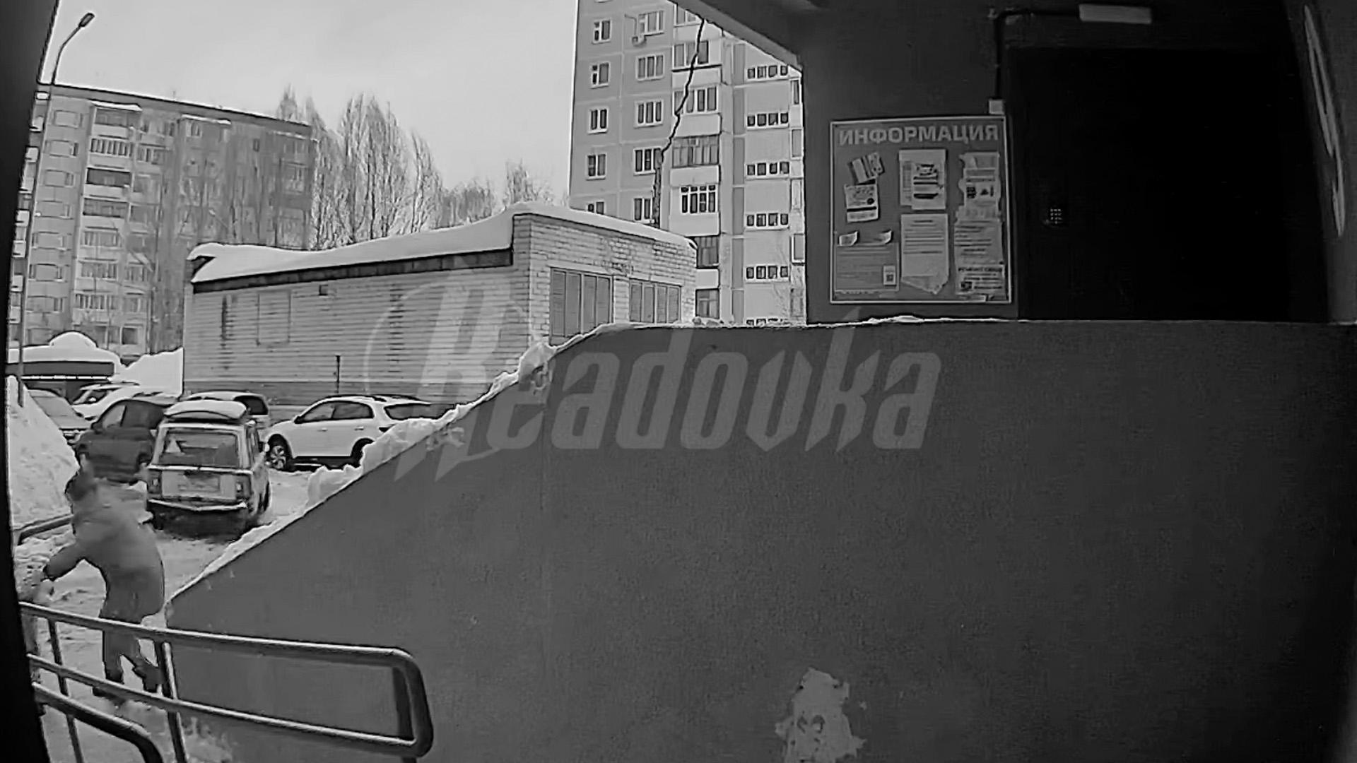 Жительница Казани спасла своего ребенка от обрушившейся с крыши снежной глыбы