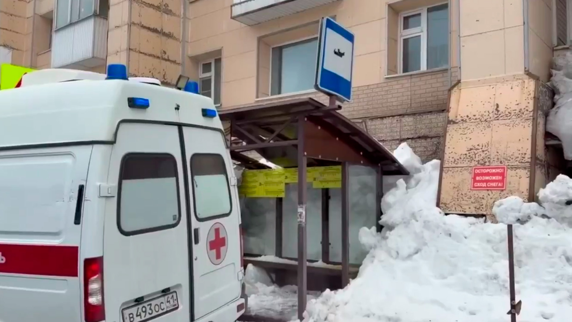 Ледяная глыба обрушилась на остановку с людьми в Петропавловске-Камчатском