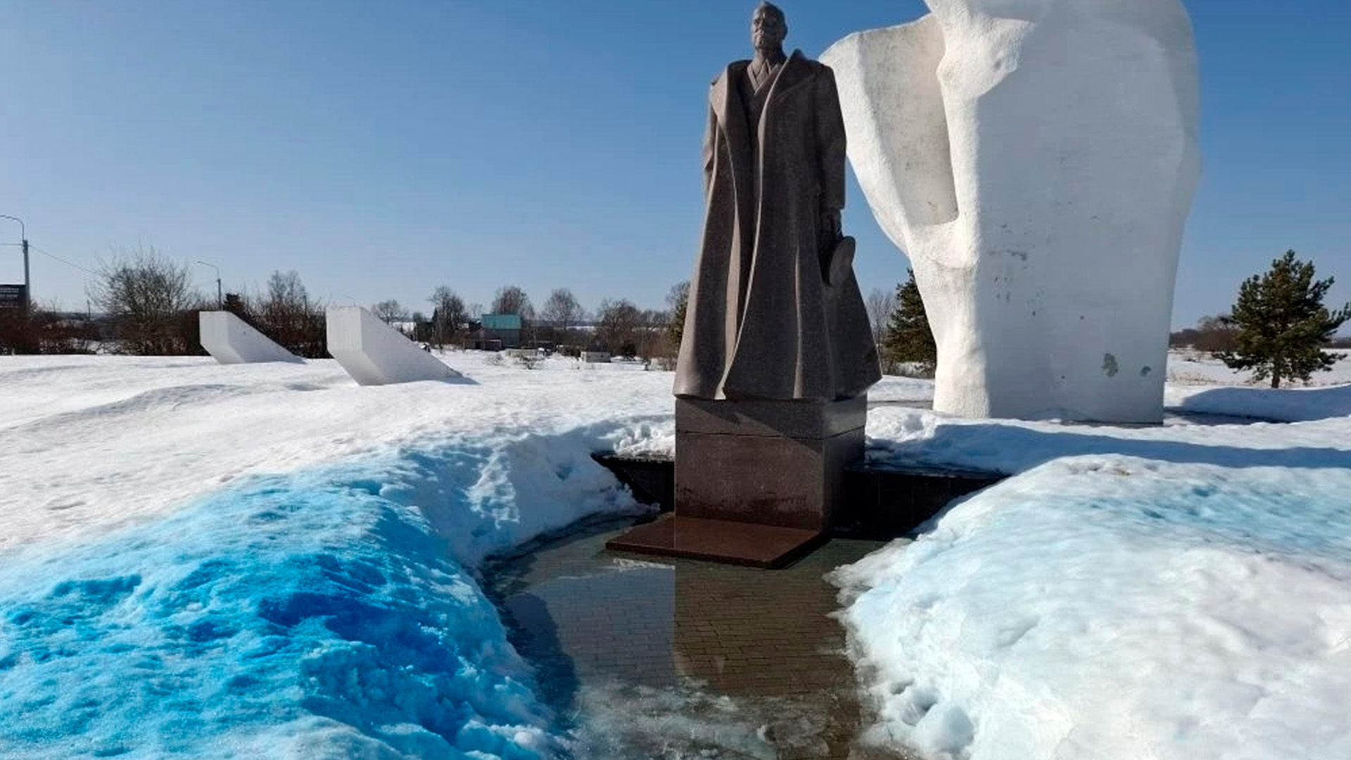 Семья залила краской памятник Жукову в Калужской области во время гендер-пати