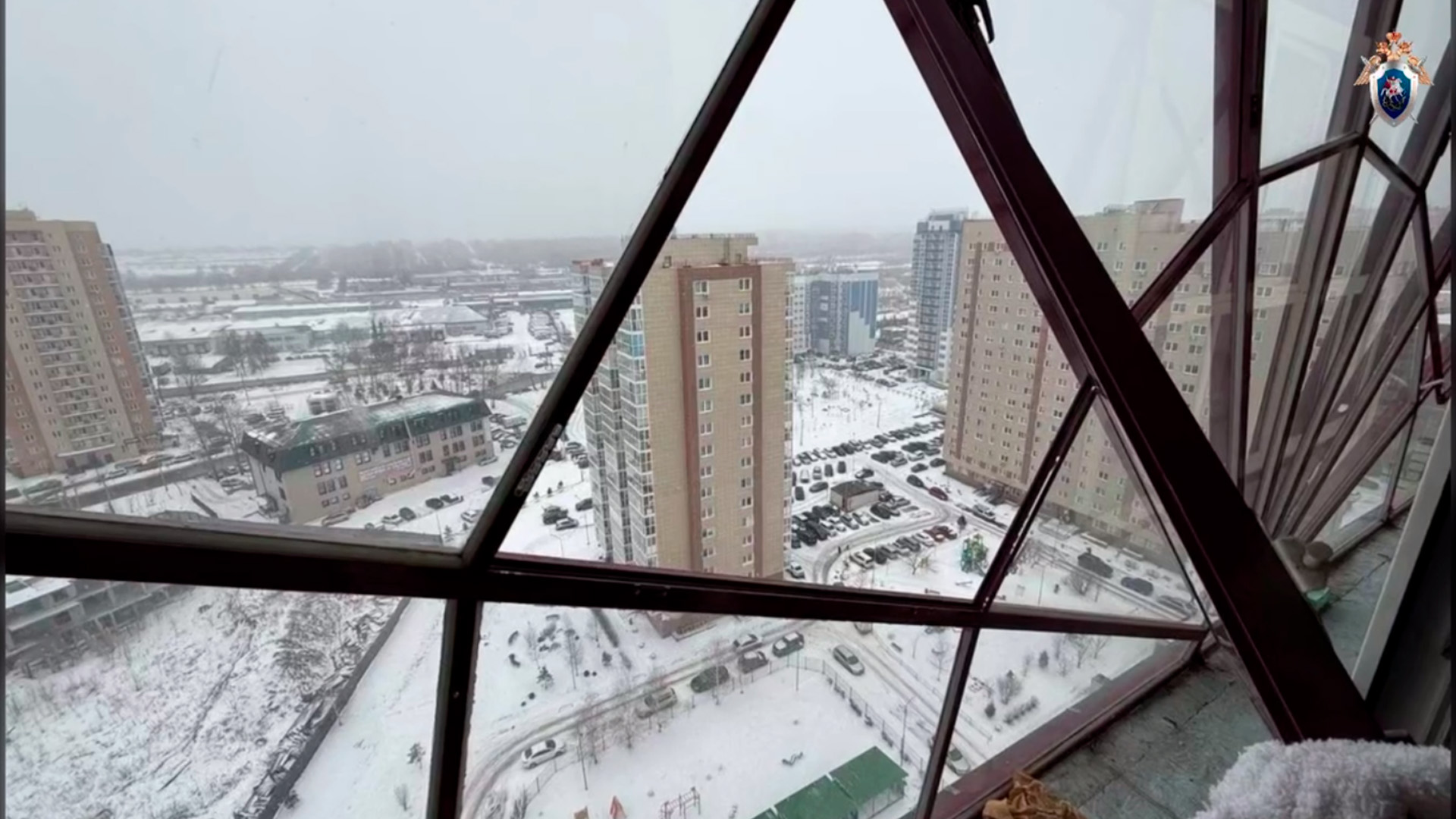 Тела женщины и ребенка нашли у дома в Красноярске