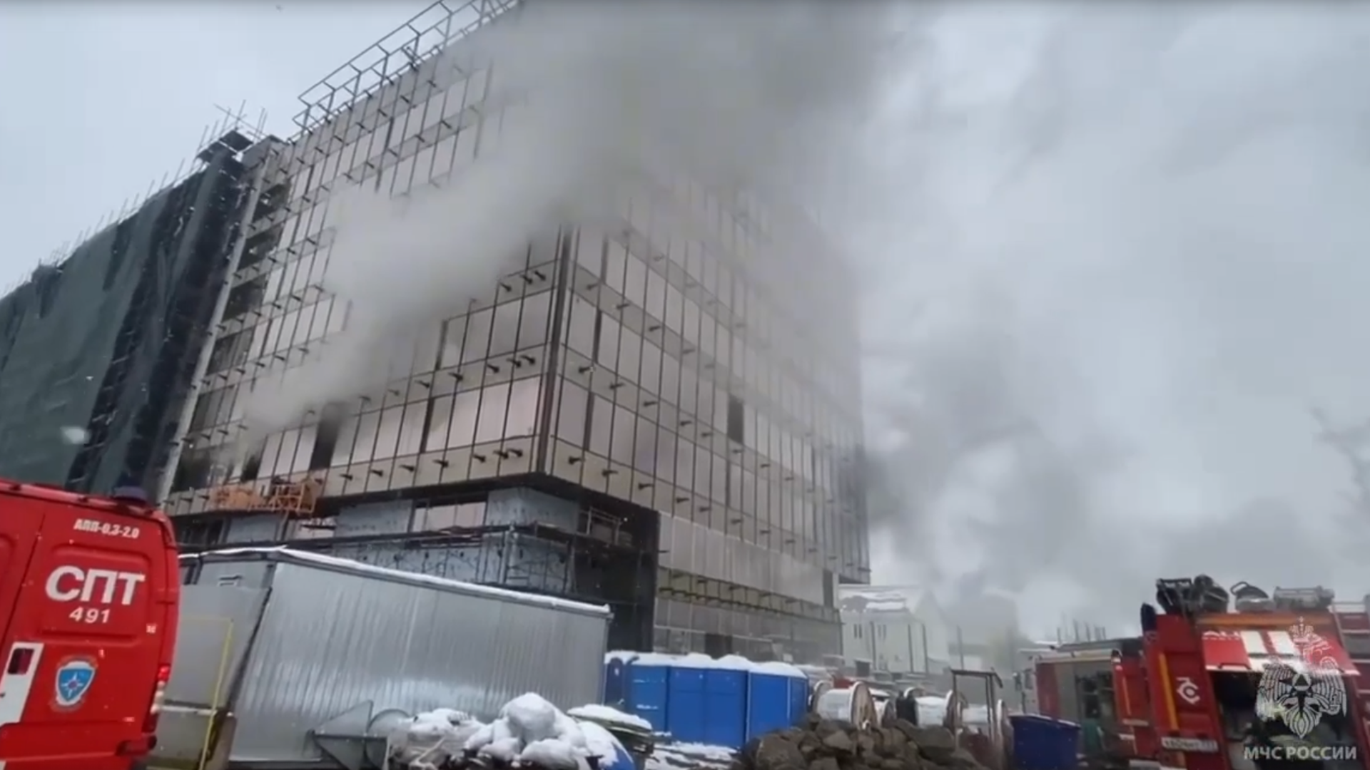 На севере Москвы начался пожар в строящемся ЖК